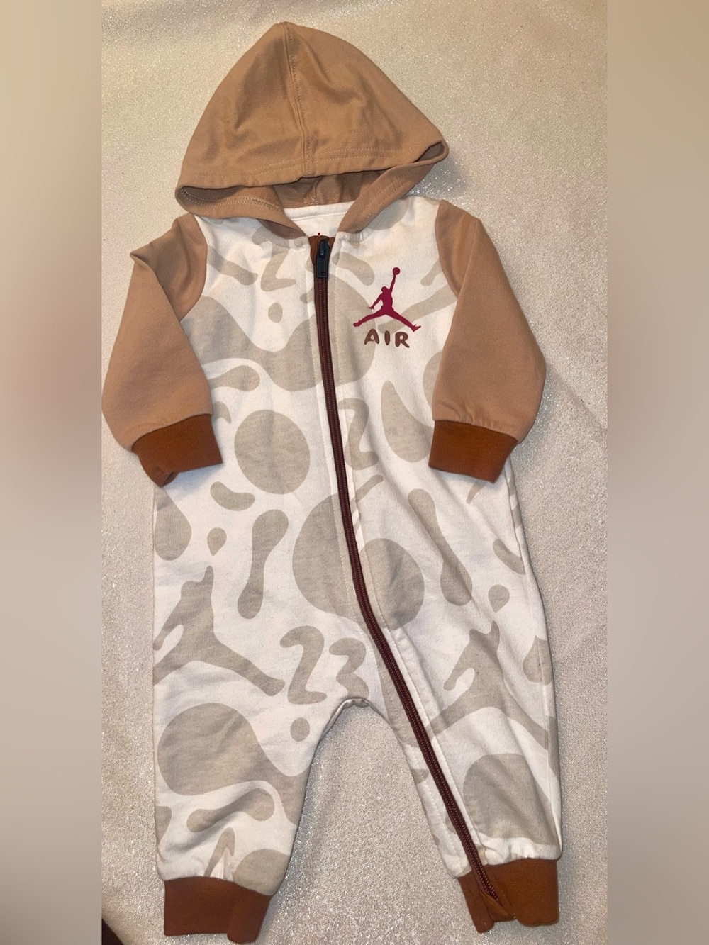 Jordan baby -Hooded One-Piece in Beige Camo